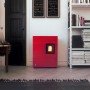 Poêle à granulés rouge Annabella 5 Kw design moderne dans un salon élégant avec étagères et parquet clair.