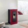 Poêle à granulés canalisable ARA 12 kW en rouge élégant, parfait pour un intérieur moderne, avec kit ventouse inclus.