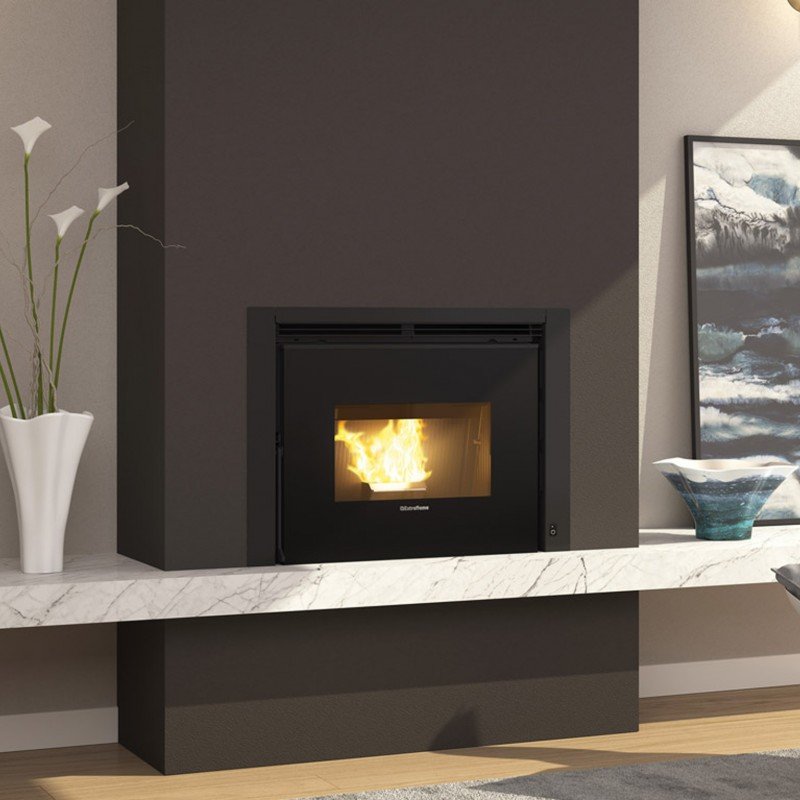 Poêle à bois encastrable Comfort P70 Air 10kW, installé dans un salon moderne avec décoration élégante et minimaliste.