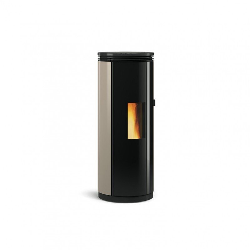 Poêle à granulés étanche 8 kW Pamela Steel, au design cylindrique élégant avec une façade en acier noir et beige, flamme visible