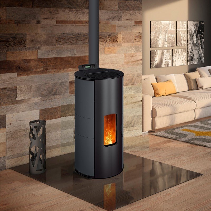 Poêle à granulés étanche Lorena 9 kW noir moderne avec kit ventouse, idéale pour un intérieur chaleureux et élégant.