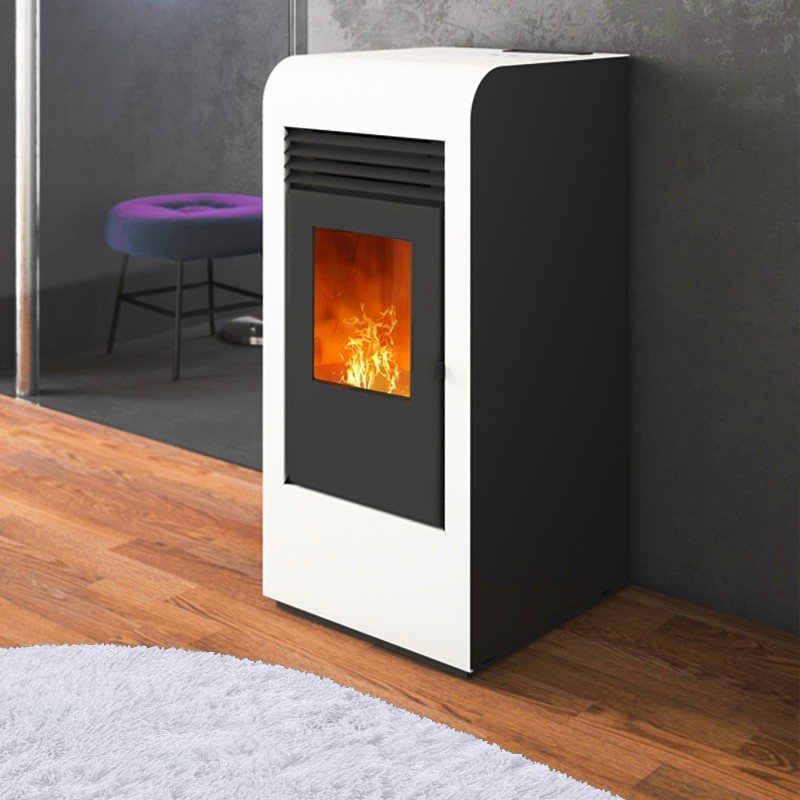 Poêle à granulés ventilé New Giada 9 kW design moderne noir et blanc, idéal pour chauffer efficacement votre intérieur.