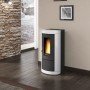 Poêle à pellets 9 kW Mietta Evo moderne dans un salon chaleureux, offrant un rendement optimal et un design élégant.