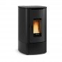 Poêle à granulés étanche Angy 7 kW, design moderne noir avec flamme visible, idéale pour un chauffage efficace.