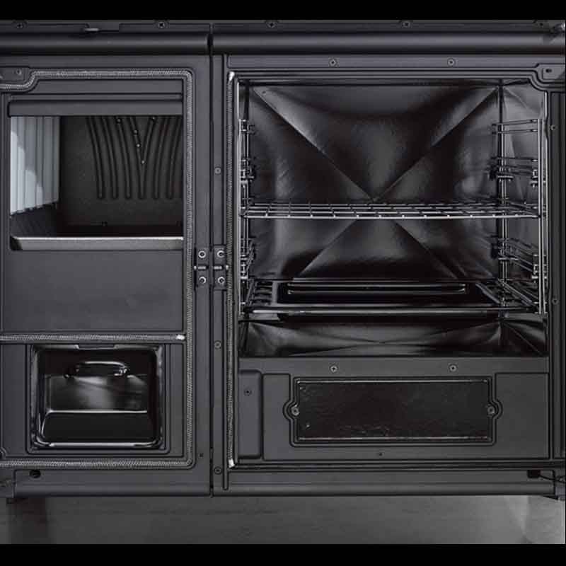 Cuisinière à bois Milly 9.2kW de la gamme Prestige Line, idéale pour une cuisine moderne et chauffée dans un style rustique.