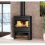 Poêle à bois Jennifer 2.0 Nordica 9.4Kw noir, installé dans un salon avec vue sur paysage enneigé et décoration rustique