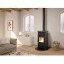 Poêle à bois Nordica Concita 2.0 Steel 11.8 kW dans un salon moderne avec feu allumé pour ambiance chaleureuse