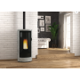 Poêle Debby Plus Evo 9kW étanche et canalisable, design moderne en marbre dans un salon élégant et lumineux.