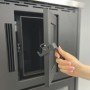 Une main ouvre la porte d'une cuisinière moderne à granulés, révélant son intérieur élégant et pratique.