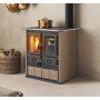 Cuisinière à bois Rosa Maiolica 8.8 kW en acier avec flamme vive et garniture céramique pour un intérieur chaleureux.