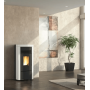 Poêle à granulés 8 kW Angela EVO élégante dans un intérieur moderne, offrant chaleur et design contemporain.