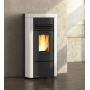 Poêle à granulés moderne 8 kW Angela EVO avec façade blanche et noire, design élégant pour un chauffage efficace.