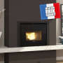 Poêle à bois encastrable Comfort P70 Air 10kW, installé dans un salon moderne avec décoration élégante et minimaliste.