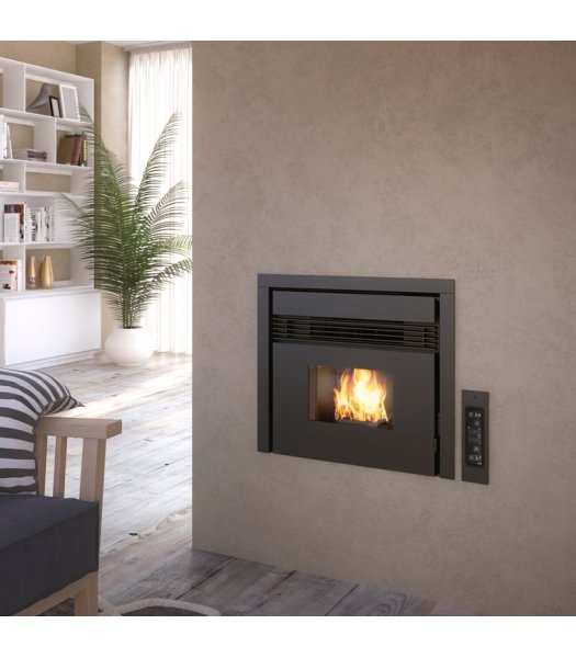 Insert à granulés Prezzemolo 7,5 kW élégant dans un salon moderne, offrant chaleur et style avec son design intégré.