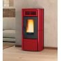 Poêle à granulés rouge Terry Plus 12 kW chauffant un salon moderne, idéal pour un chauffage écologique et efficace.