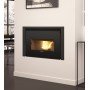 Insert à granulés Comfort P85 Plus 12kW intégré dans un salon moderne avec une flamme vive, idéal pour chauffer efficacement.